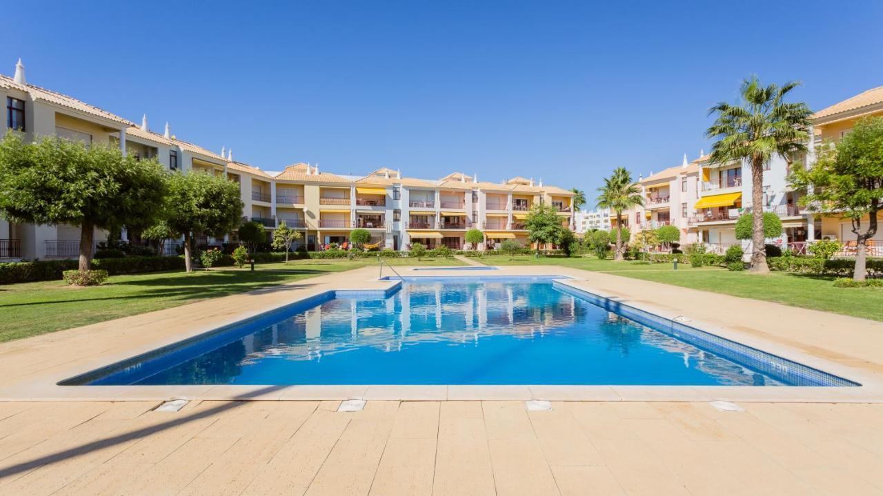 Serene Apartment W/ Balcony And Pool By Lovelystay كوارتيرا المظهر الخارجي الصورة