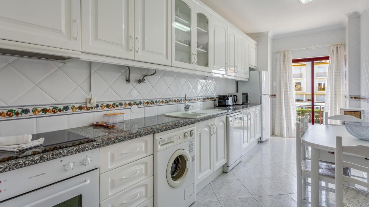 Serene Apartment W/ Balcony And Pool By Lovelystay كوارتيرا المظهر الخارجي الصورة